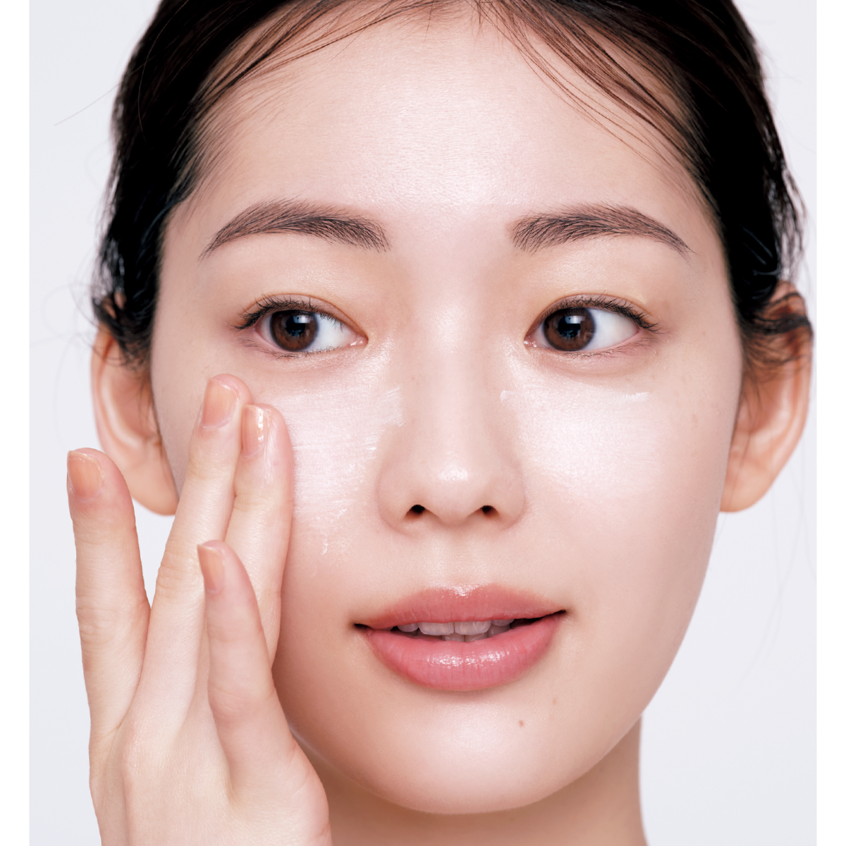 ピンポイント×顔の中心塗りで、 自然な高さと明るさを