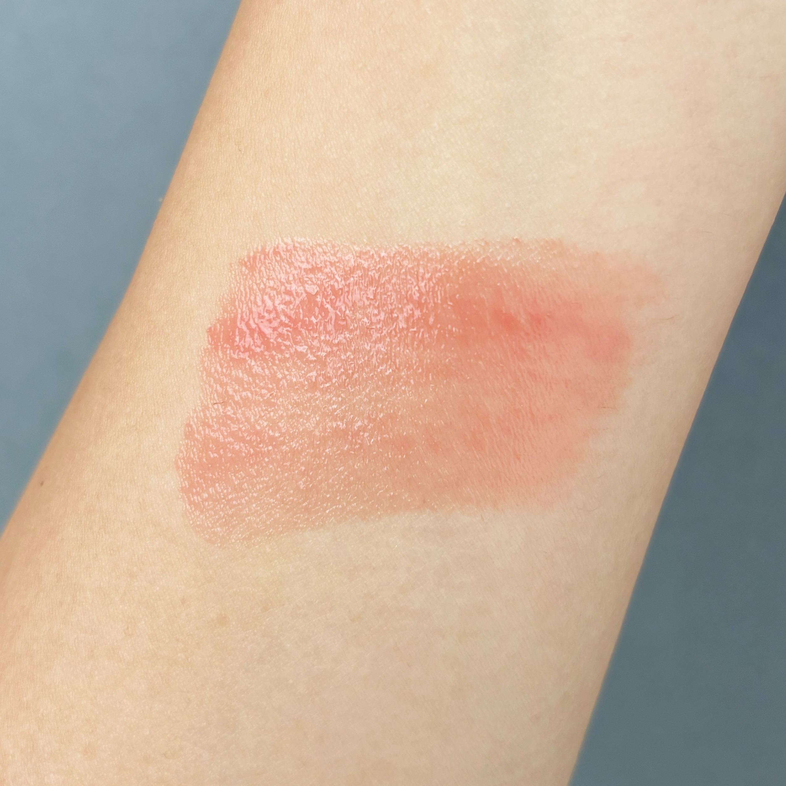 MAQUIAベストコスメ2025下半期 イエベ春 ヴィセ エッセンス プランプバーム PK880のスウォッチ