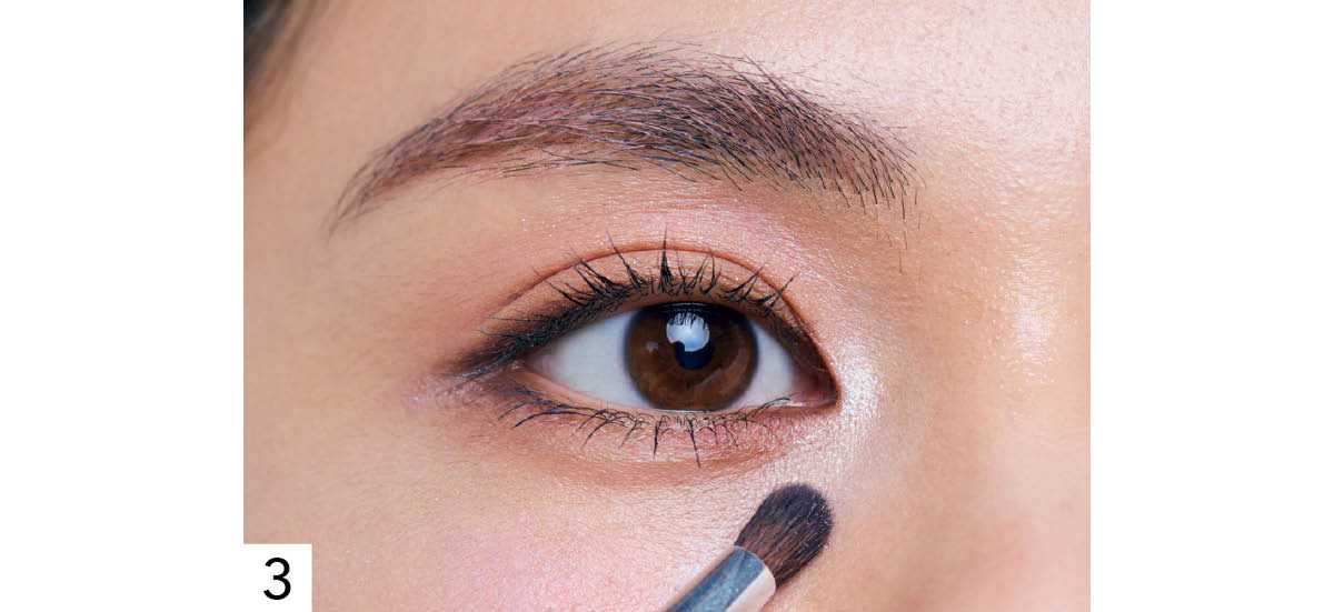 くすみをカバーするハイライトの入れ方 ステップ3 ブルーラメを目のくぼみに