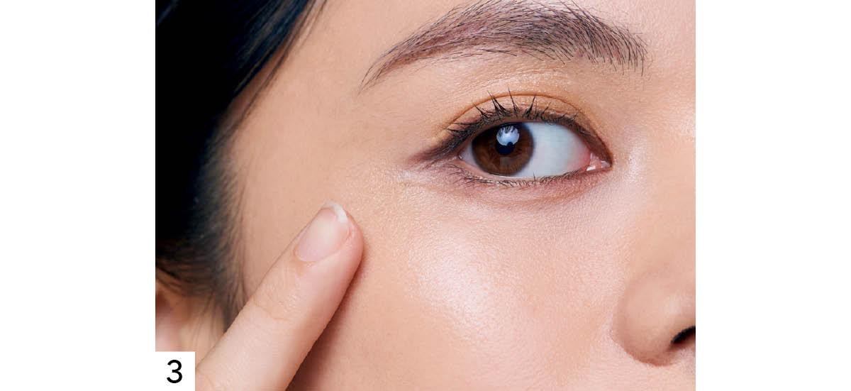 くぼみ・くすみをカバーするハイライトの入れ方 ステップ3 ツヤハイライトを頬の高い位置に