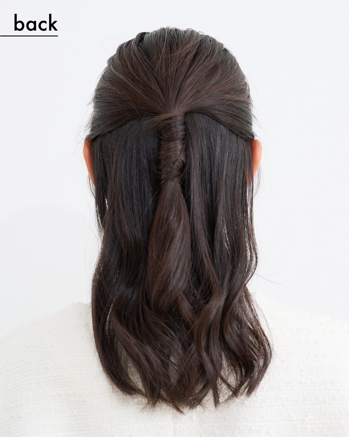 【セミロング③カジュアルスーツ】ゴム隠しの毛束がワンポイントに！ ナチュラルハーフアップ（back）