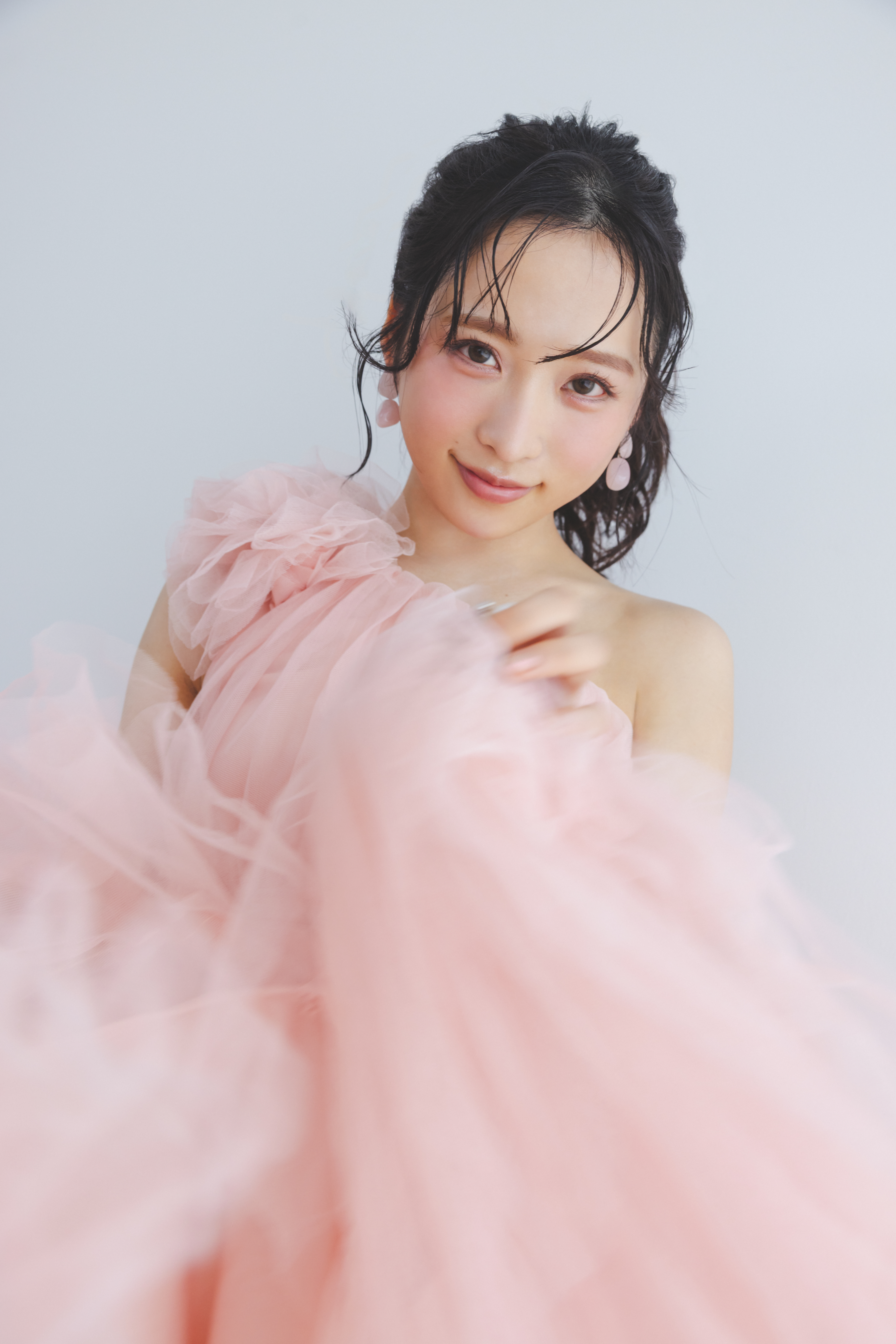 小栗有以（AKB48）表紙ピンク衣装アザー　多幸感あふれるピンクメイク