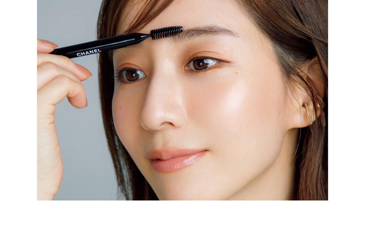 ブラシで眉の左右差を整えておく