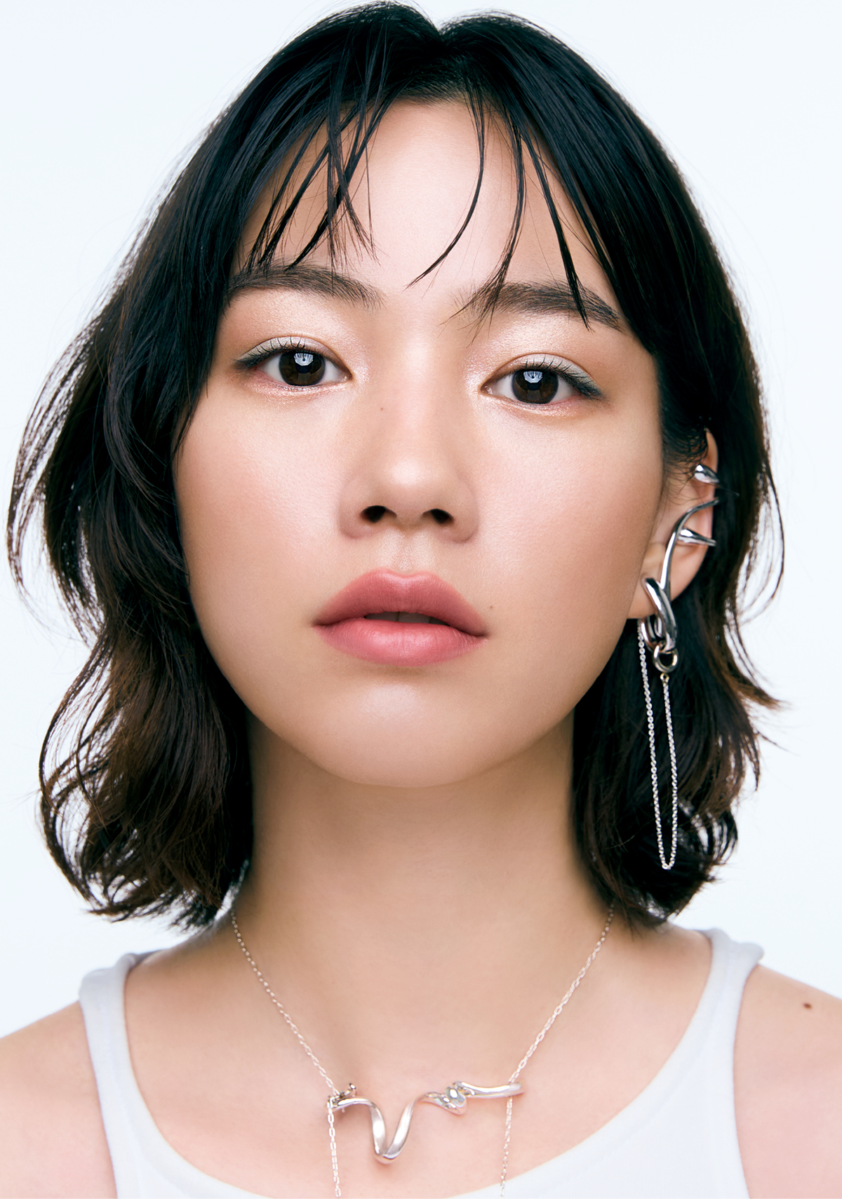 【のんさん】「マキア」25年11月号の表紙メイクで使ったコスメを一挙ご紹介。リップの色と質感に注目！