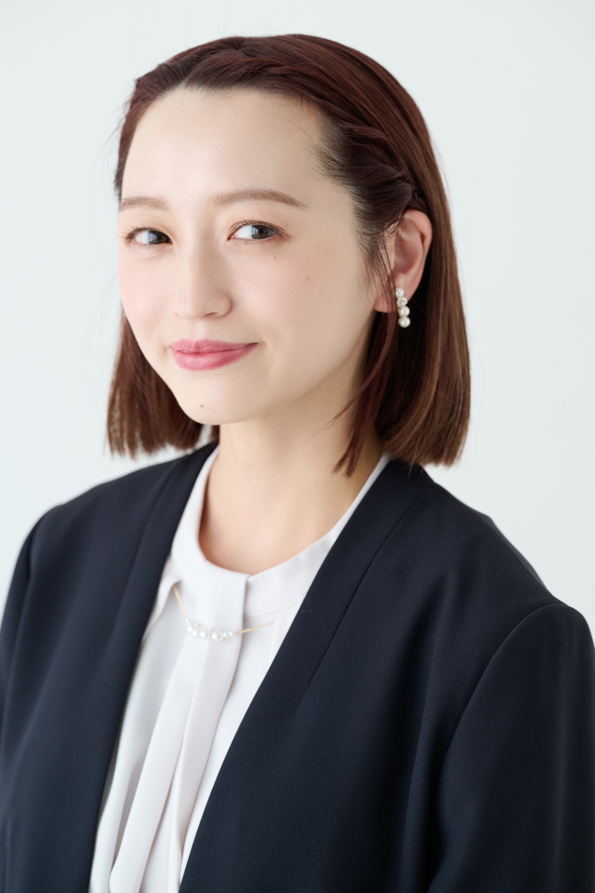 【ミディアム②きちんとスーツ】顔まわりのねじりがアクセントの上品ダウンスタイル