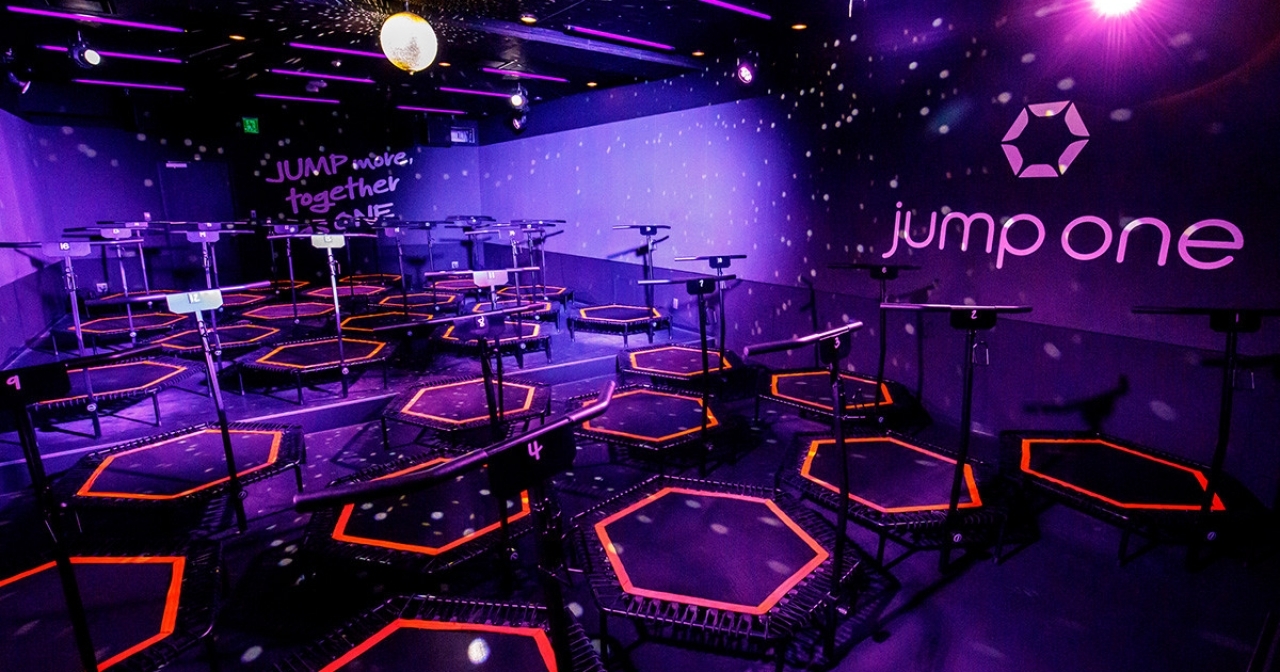 夏までにボディを締めたい人必見 人気の暗闇トランポリンフィットネスに新メニュー登場 楽しく効率的に美ボディを目指そう マキアオンライン Maquia Online