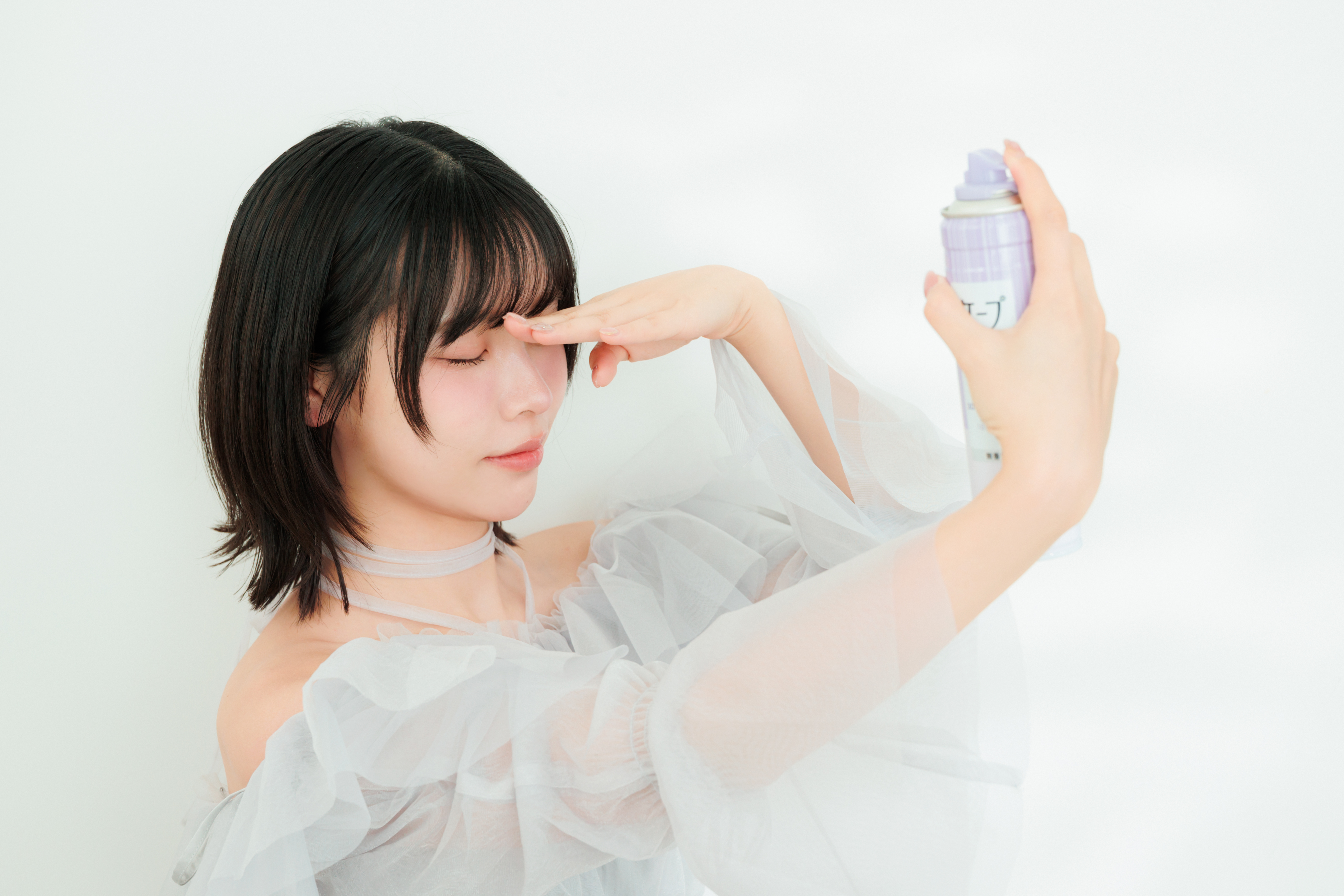 声優Liyuuケープを前髪に噴きかけてホールド