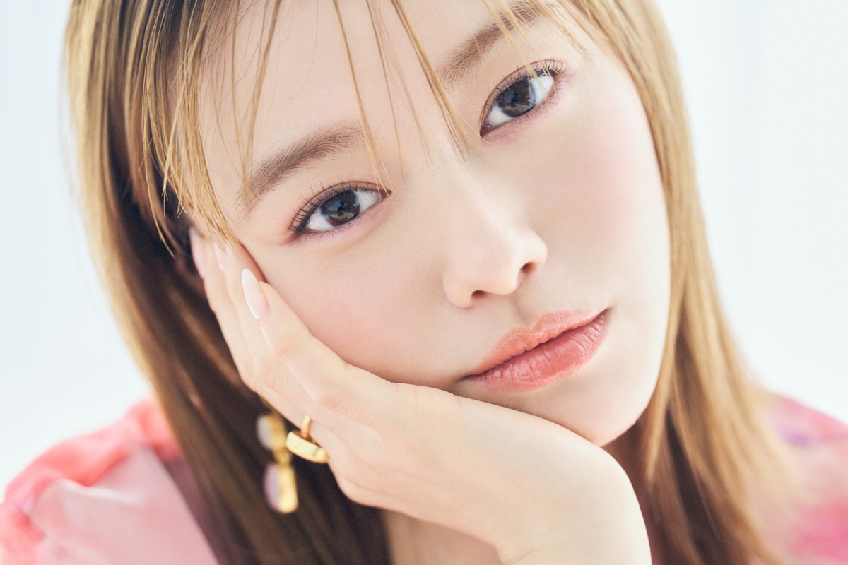 山本舞香さんがくすみピンクとふんわりチークで魅せる、大人の【甜妹メイク】