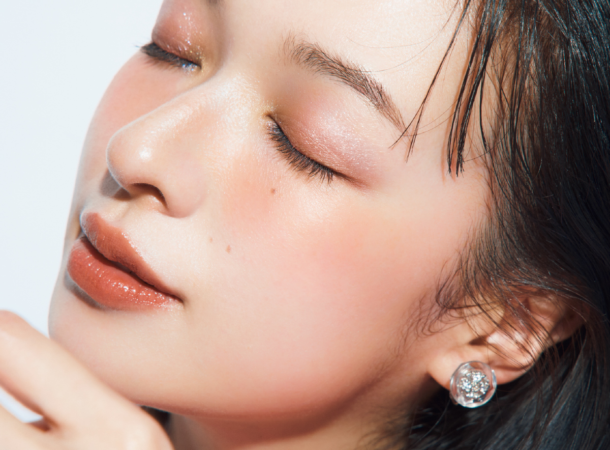 【夏メイク2025】抜け感のあるプレイフルなカラーで作る夏メイク　メイクのやり方