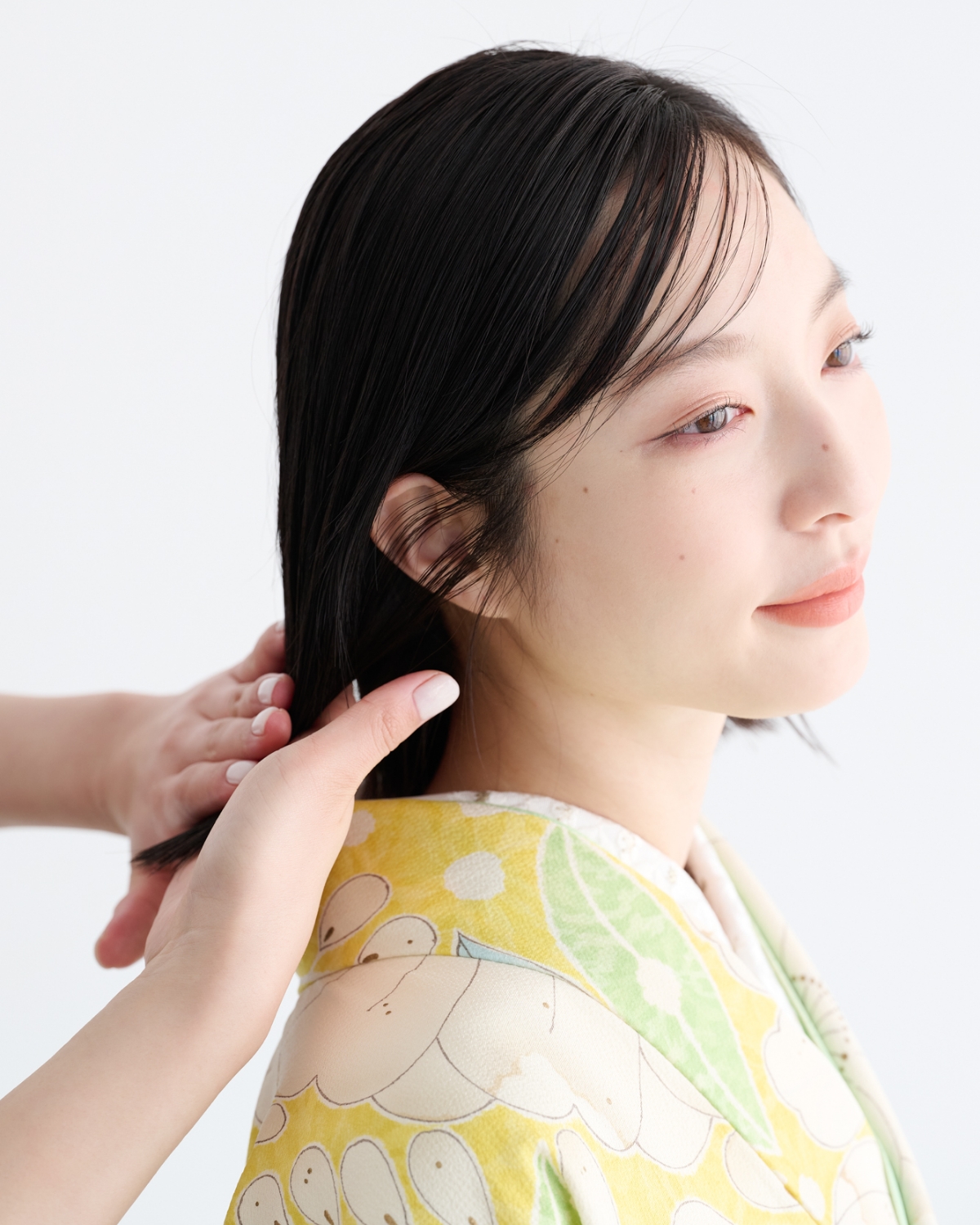 【卒業式袴ヘアアレンジ・ミディアム➀】煌めくパールがアクセントの簡単サイドねじり　STEP２