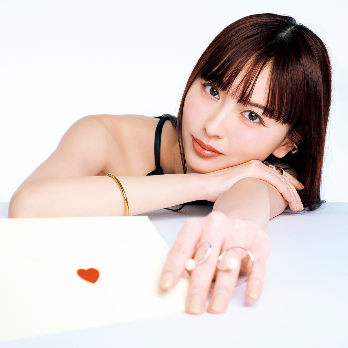 鈴木えみ＆本田 翼の「なくちゃ困る！」メイクアップアイテムは？ 推しコスメ往復書簡