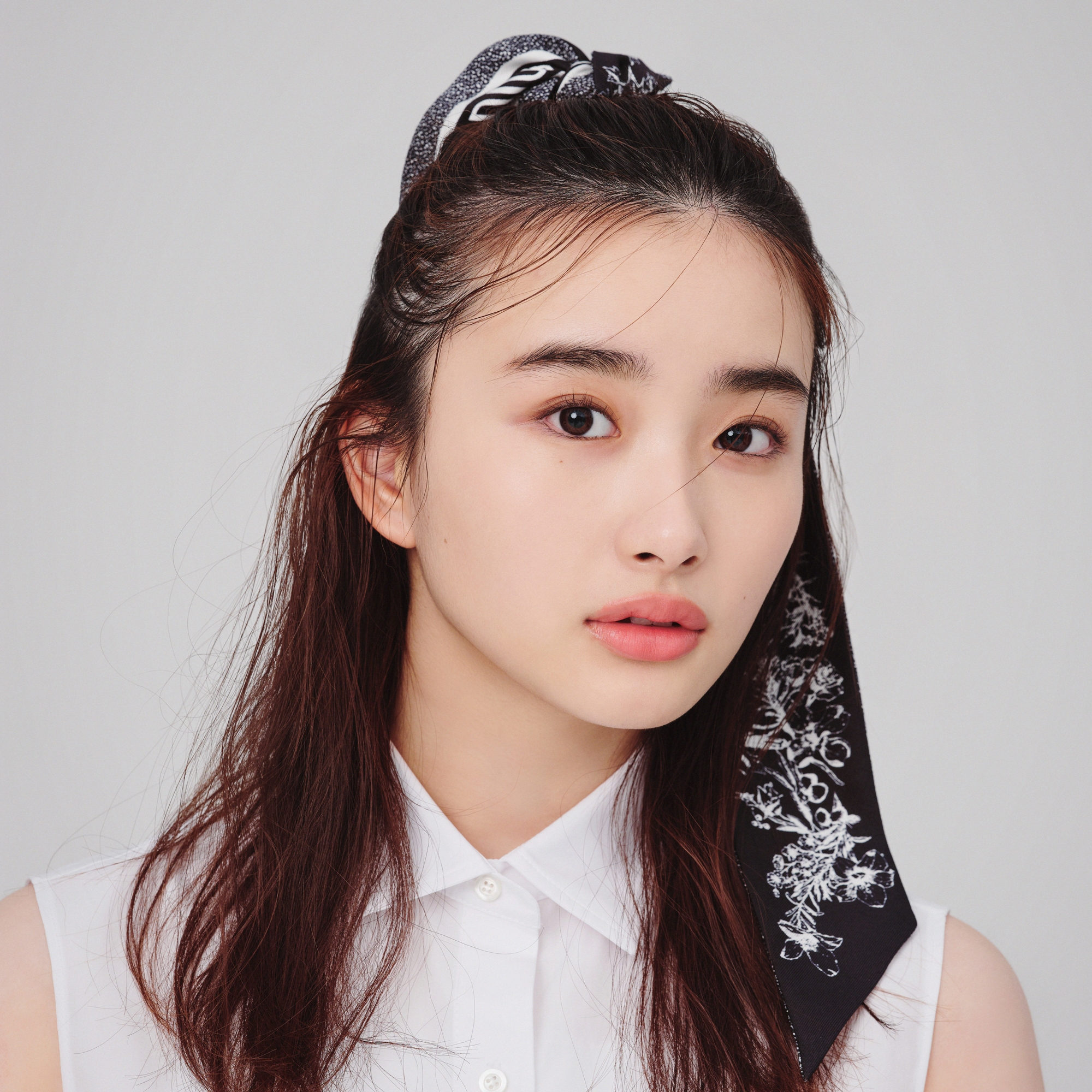 ディオールのスカーフがあればシンプルなハーフアップも映える！ 使い方＆簡単ヘアアレンジテク【ハイブランド×春ヘア】