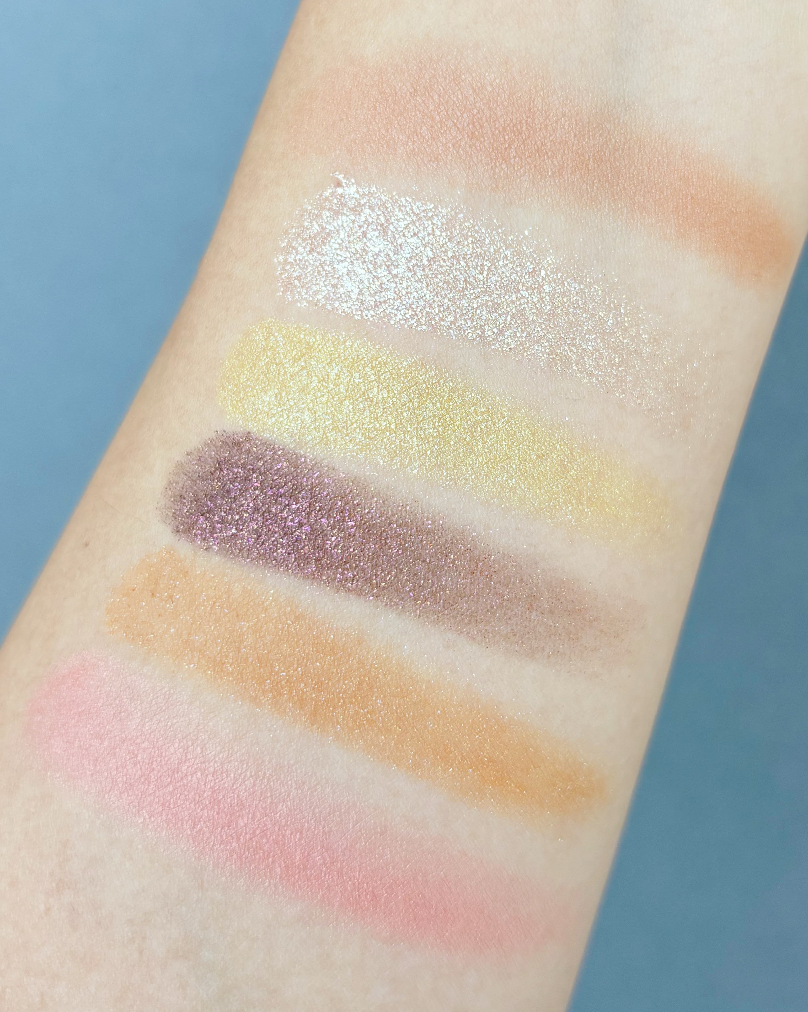 RMK ブリーズ ブリス エスケープ アイズ ＆ ブラッシュ パレット スウォッチ