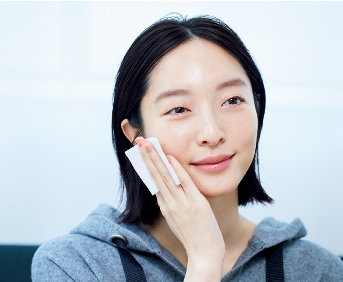 どうして潤わない？と思ったときの見直しポイント。コスメの量は気持ち多めで、水分補給は喉が渇く前に