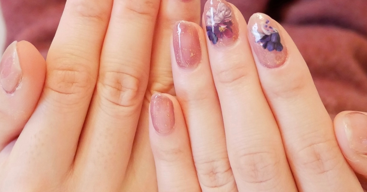 ネイル 金箔入りジェルでセルフでもホイルネイルが簡単に くすみカラーのお花と合わせて マキアオンライン Maquia Online