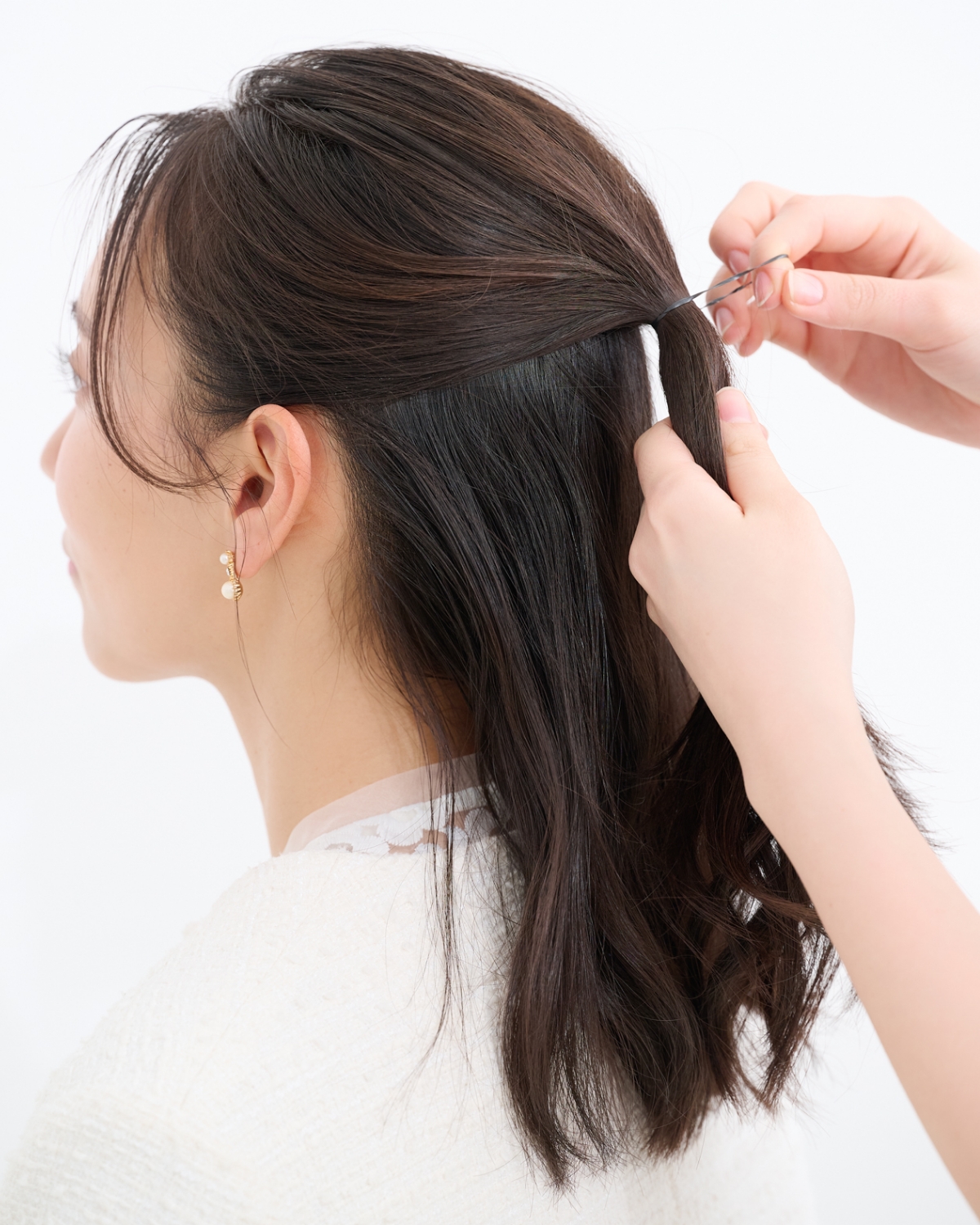 【セミロング③カジュアルスーツ】ゴム隠しの毛束がワンポイントに！ ナチュラルハーフアップ　STEP２