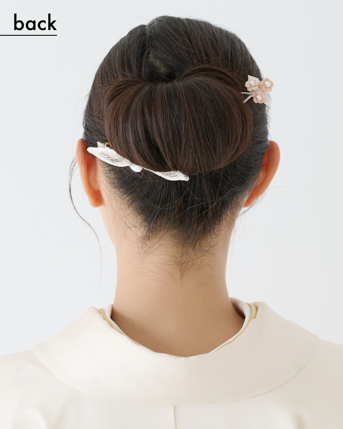 【セミロング①着物】清潔感と上品さを兼ね備えたくるりぱ仕立てのシニヨン（back）