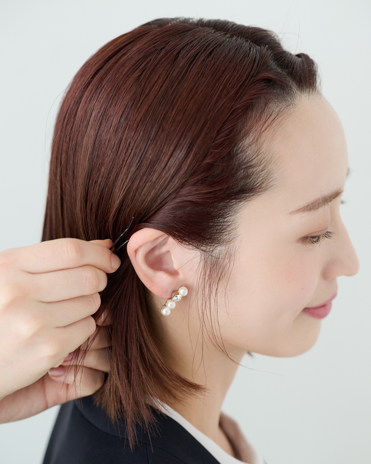 【ミディアム②きちんとスーツ】顔まわりのねじりがアクセントの上品ダウンスタイル　STEP６