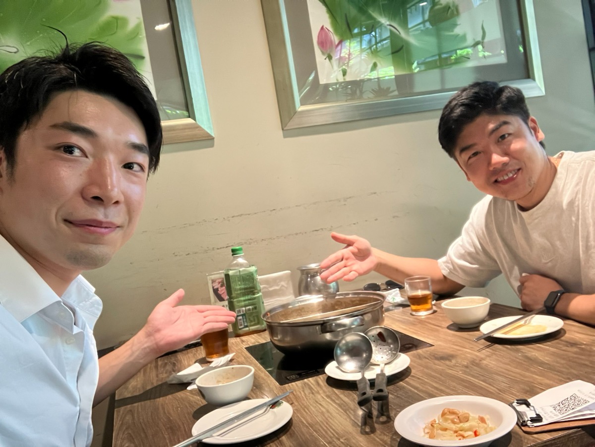 現地で合流した川田さんと台湾名物の火鍋を囲みながら。離れた拠点にいても、お互いの状況を常に共有できる風通しの良さがあります！