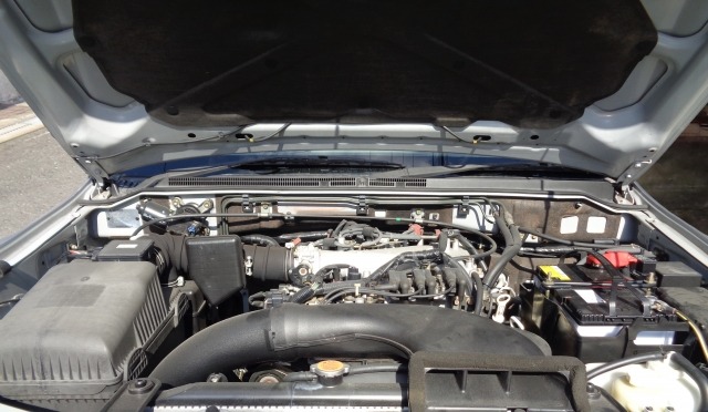 ボンネットを開けた車