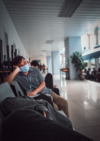 待合室の椅子で眠る男性