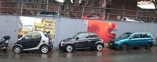 縦列駐車する自動車