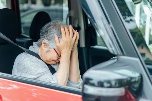 交通事故を起こしてしまった女性