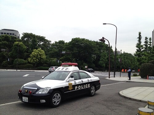 スピード違反を取り締まるパトカー