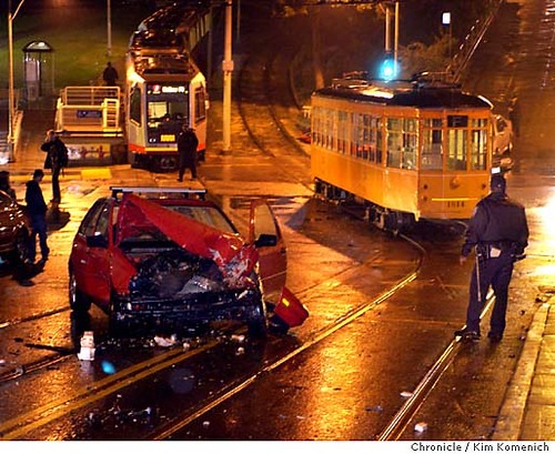 ボンネットが大破した車