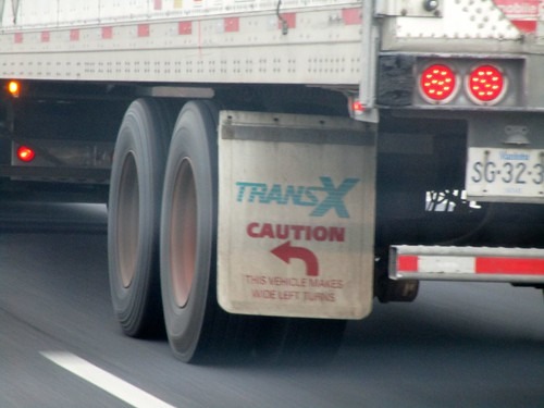 左折しようとするトラックのテールランプ