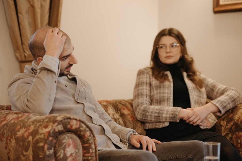 頭を抱える男性