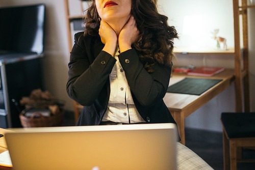 むちうちで頚椎症性神経根症になった女性