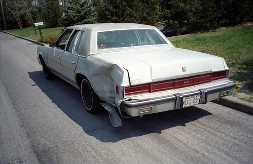 トランクルームがへこんだ自動車