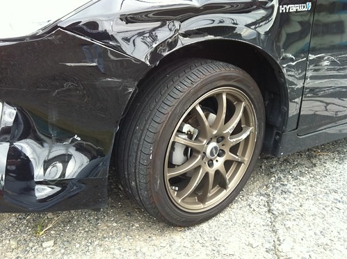 物損事故で大破した車