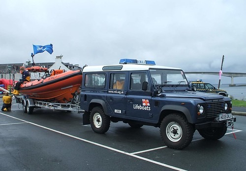 駐車スペースからはみ出した車