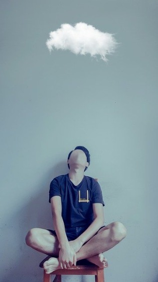 顔を上にあげて煙を吐き出す男性