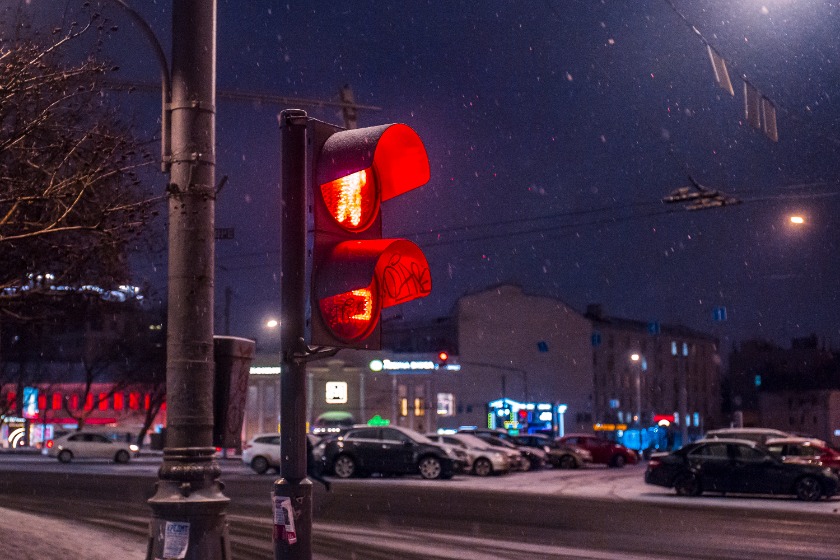 赤になっている信号機