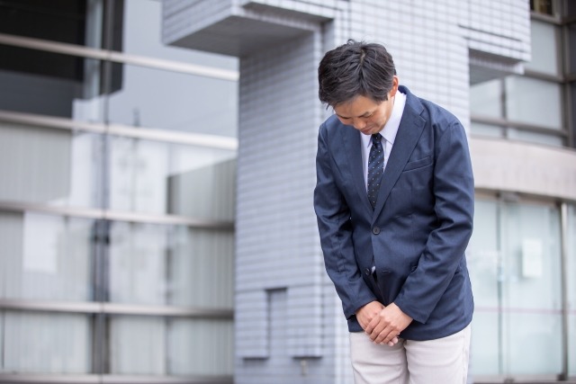 謝罪文を持って謝罪に来た人