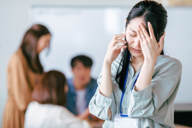 治療費支払いを止められて落ち込む人