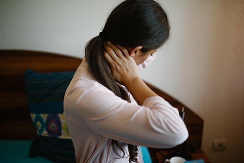 首に後遺障害がある女性