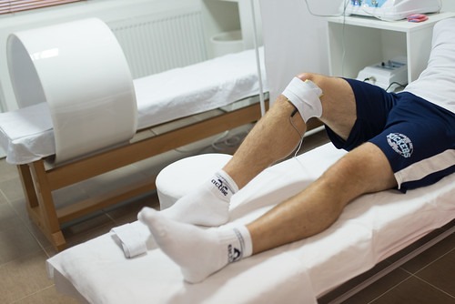 交通事故で足を怪我した人