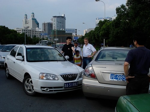 衝突した2台の自動車