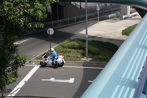 違反車両を探す白バイ