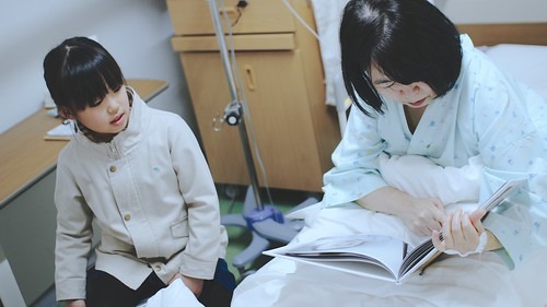 入院した母親を見舞う娘