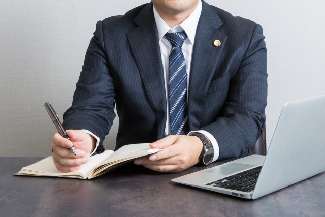 メモを取る弁護士