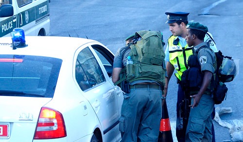 取り調べを行う警察官