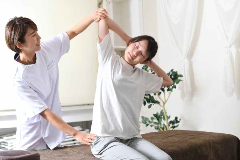整骨院で施術を受ける女性