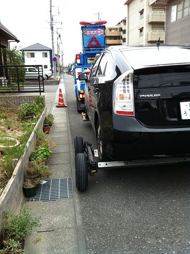 当て逃げされてレッカー移動する車