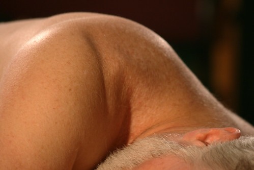 肩を見せている半裸の男性