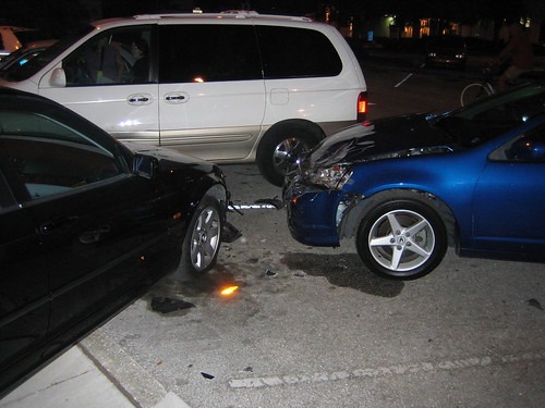 駐車場で衝突事故を起こした車